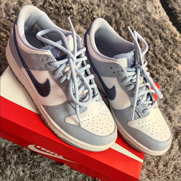 Nike Dunk Low in Light Blue and Navy - Picture 2 of 8